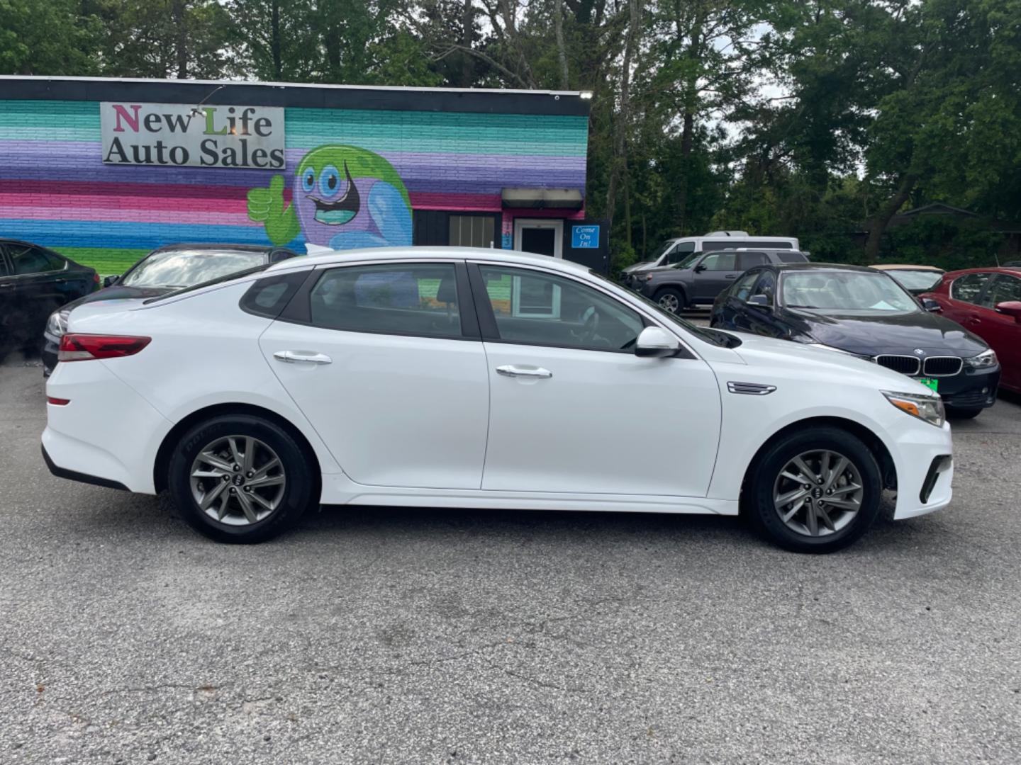 2019 WHITE KIA OPTIMA LX (5XXGT4L38KG) with an 2.4L engine, Automatic transmission, located at 5103 Dorchester Rd., Charleston, SC, 29418-5607, (843) 767-1122, 36.245171, -115.228050 - Photo#7